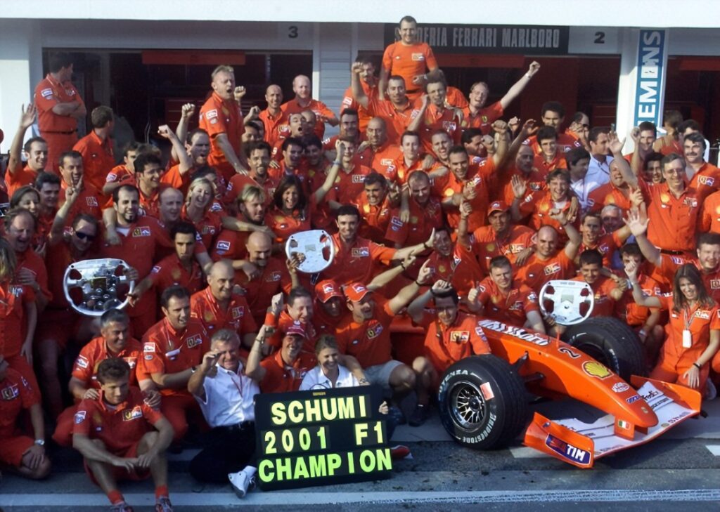 photo d'équipe de ferrari heureux