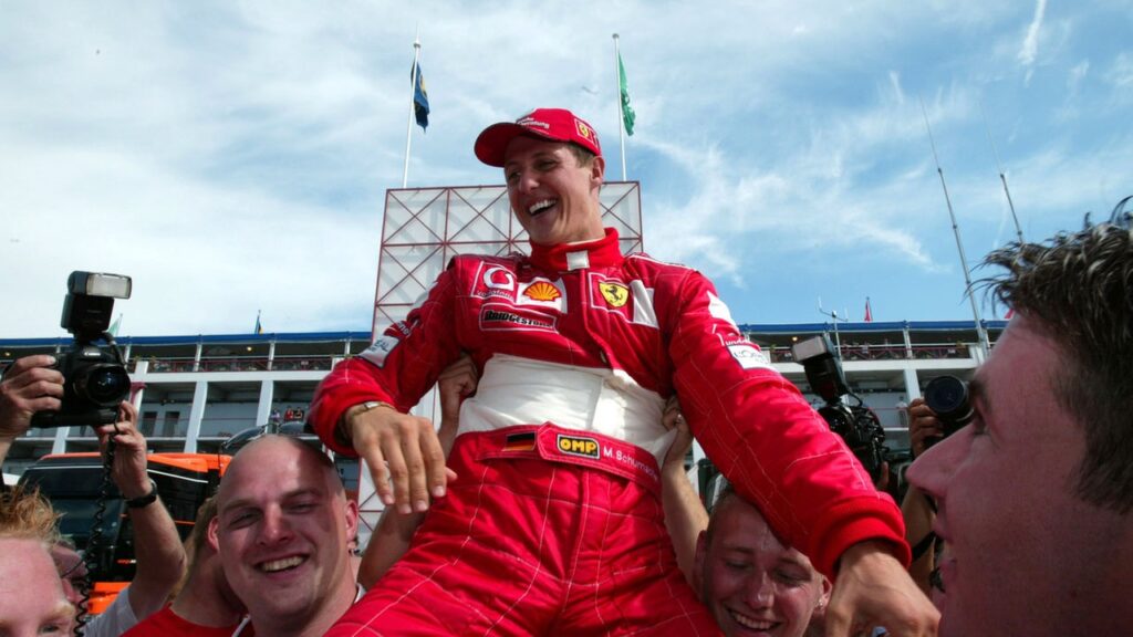 schumacher supporté par 2 membres de son équipe