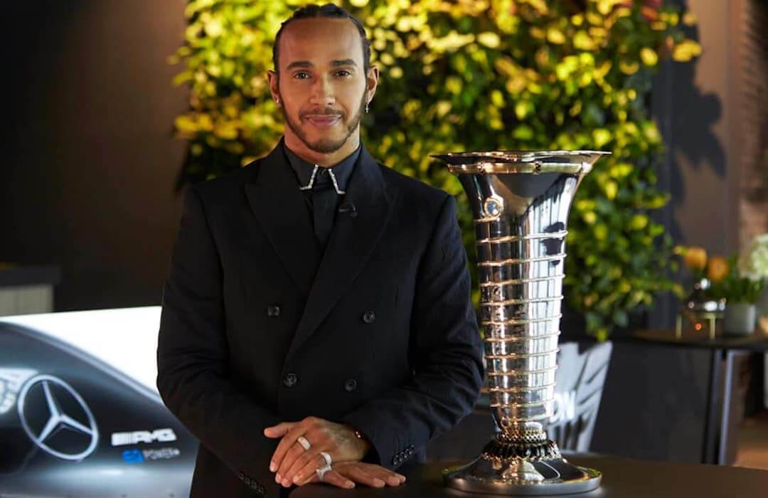 Lewis Hamilton avec son trophée de champion du monde en 2020