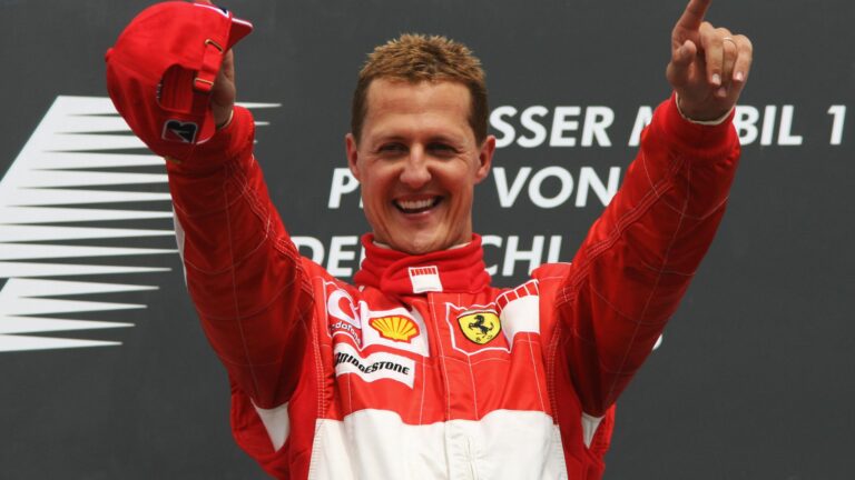 Michael Schumacher sur le podium la casquette dans les mains.