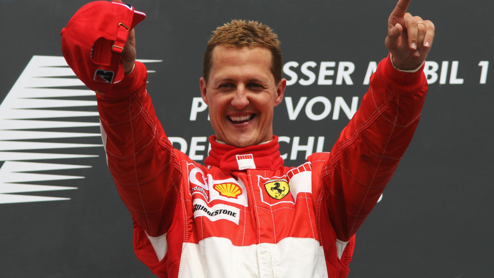 Michael Schumacher sur le podium la casquette dans les mains.