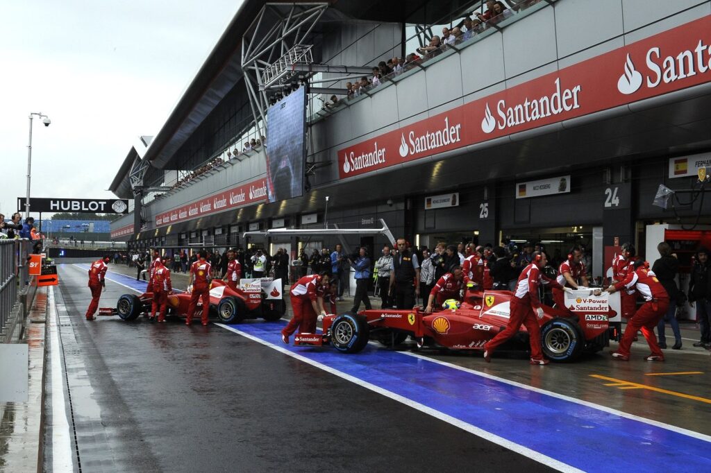 la ligne des puits avec deux ferraris qui sortent de leur garage