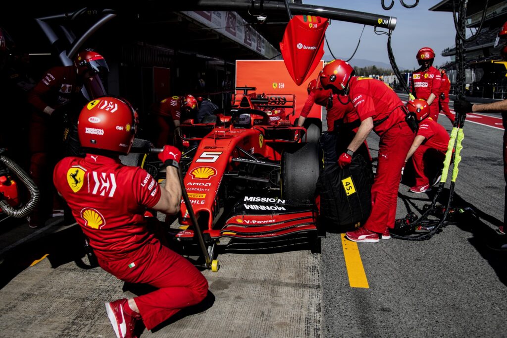 Ferrari qui effectue un arrêt au stands pour la voiture de sebastian vettel