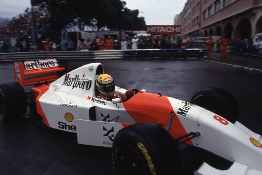 Senna dans sa Mclaren au grand prix de monaco